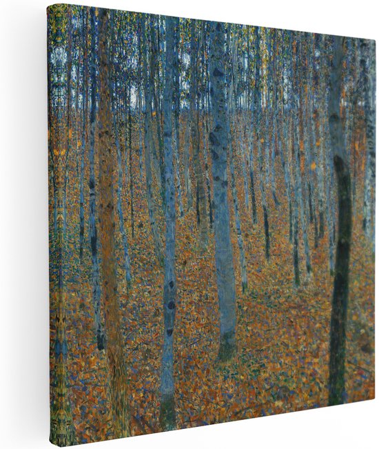 Une forêt dense avec des bouleaux et des feuilles d'automne orange au sol. Les arbres sont peints en bleu et gris avec des détails colorés.