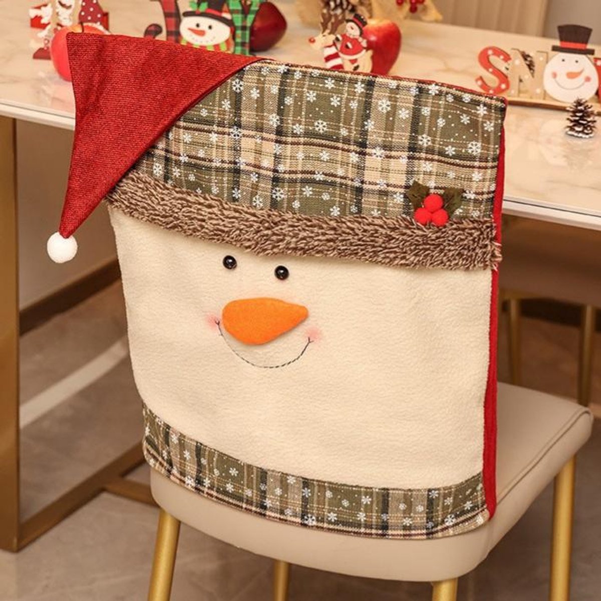 Kerst Sneeuwman– 48 x 50 cm – Rode Geruite Kerstmuts – Witte Baard – 3D Applicaties – Elastische Rugleuninghoes – Kerstdecoratie– 2 Stuk