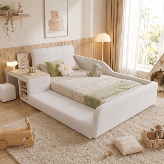 Wit gestoffeerd kinderbed met uittrekbaar bed, zacht hoofdeinde, opbergplanken, nachtkastje met bureau en bijpassende kruk.