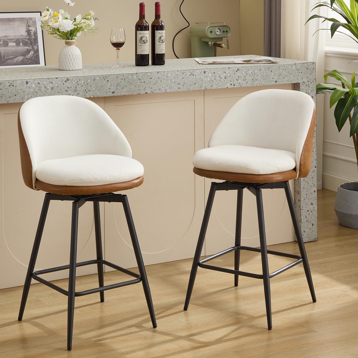 Triumpunpre - Set van 2 Draaibare Barkrukken - 66 cm Zithoogte - Metalen Poten en Voetsteun - Zonder Armleuningen voor Keukeneiland en Bar - Buitenkant PU Bruin + Binnenkant Linnen Crème Wit