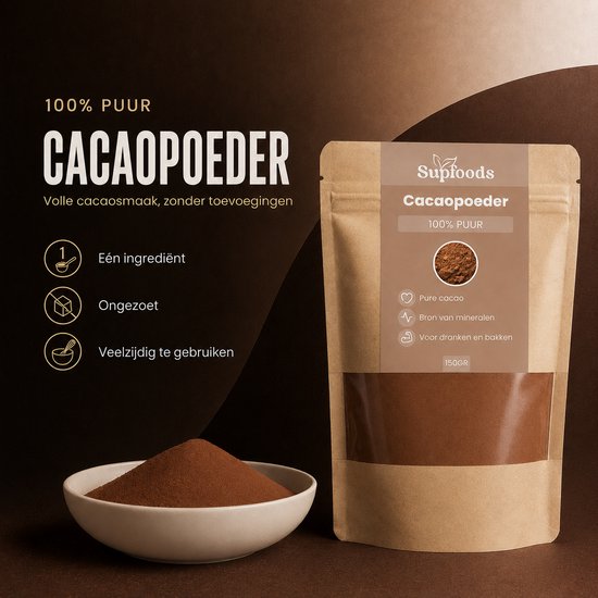 Bruine verpakking van Supfoods met 'Cacaopoeder 100% Puur' erop. Naast de verpakking ligt een schaal met cacaopoeder en een hoopje poeder ernaast.