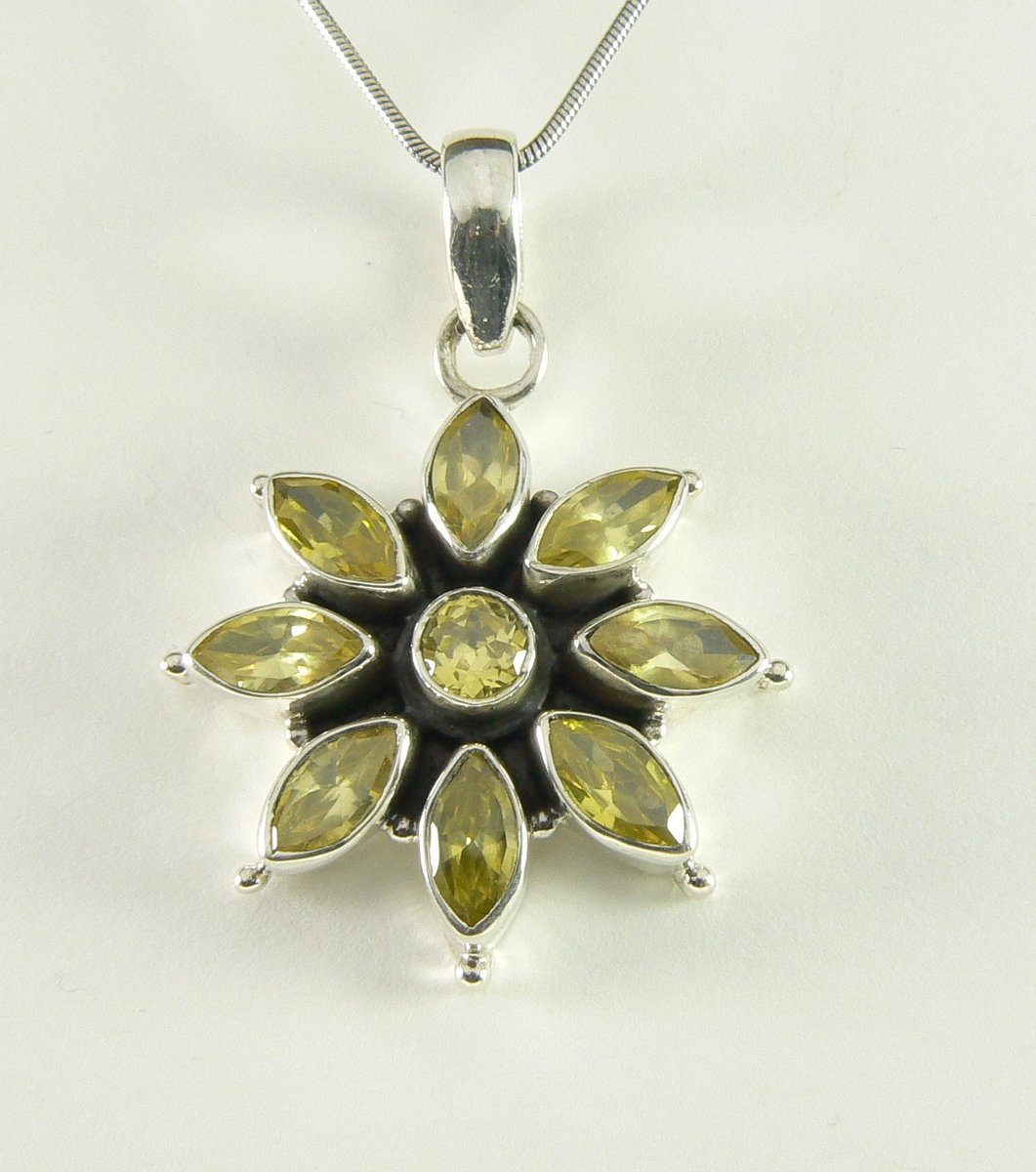 Bloemvormige zilveren hanger met citrien aan ketting