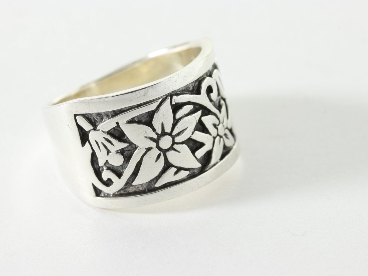 Zilveren ring met bloemengravering - maat 18.5