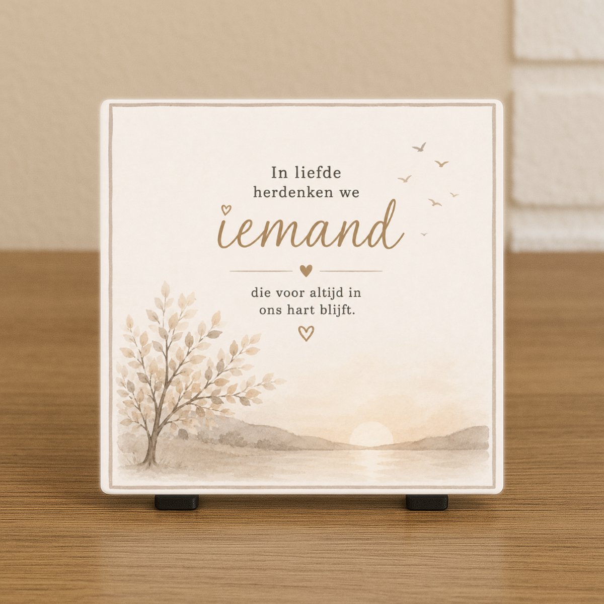 CreaCraft Spreuktegel “In liefde herdenken we iemand die voor altijd in ons hart blijft” - Herdenkingstegel – Rouw tegeltje – Overlijden – Trendy nu – Vriend(in), Collega, familie – Zomaar – Cadeau – Incl standaard – Wenstegeltje – Cadeau idee