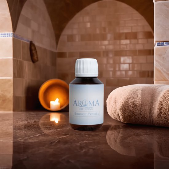 Bruine fles met wit label 'AROMA DIFFUSING Hammam Serenity' op een marmeren oppervlak.