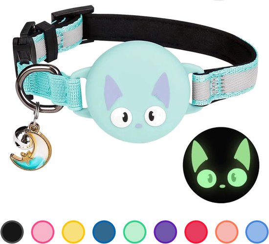 Collier pour chat bleu clair avec un support de traqueur rond bleu clair en forme de visage de chat avec des oreilles violettes et de grands yeux. Comprend une clochette argentée décorée d'une lune et d'une étoile. Bandes réfléchissantes sur la sangle.