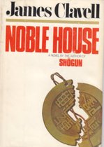 Boek "Noble House" van James Clavell, met een gescheurde Chinese munt.