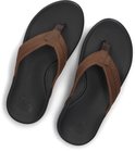 Paar bruine Reef slippers, van bovenaf gezien, met zwarte voetbedden en bruine banden.