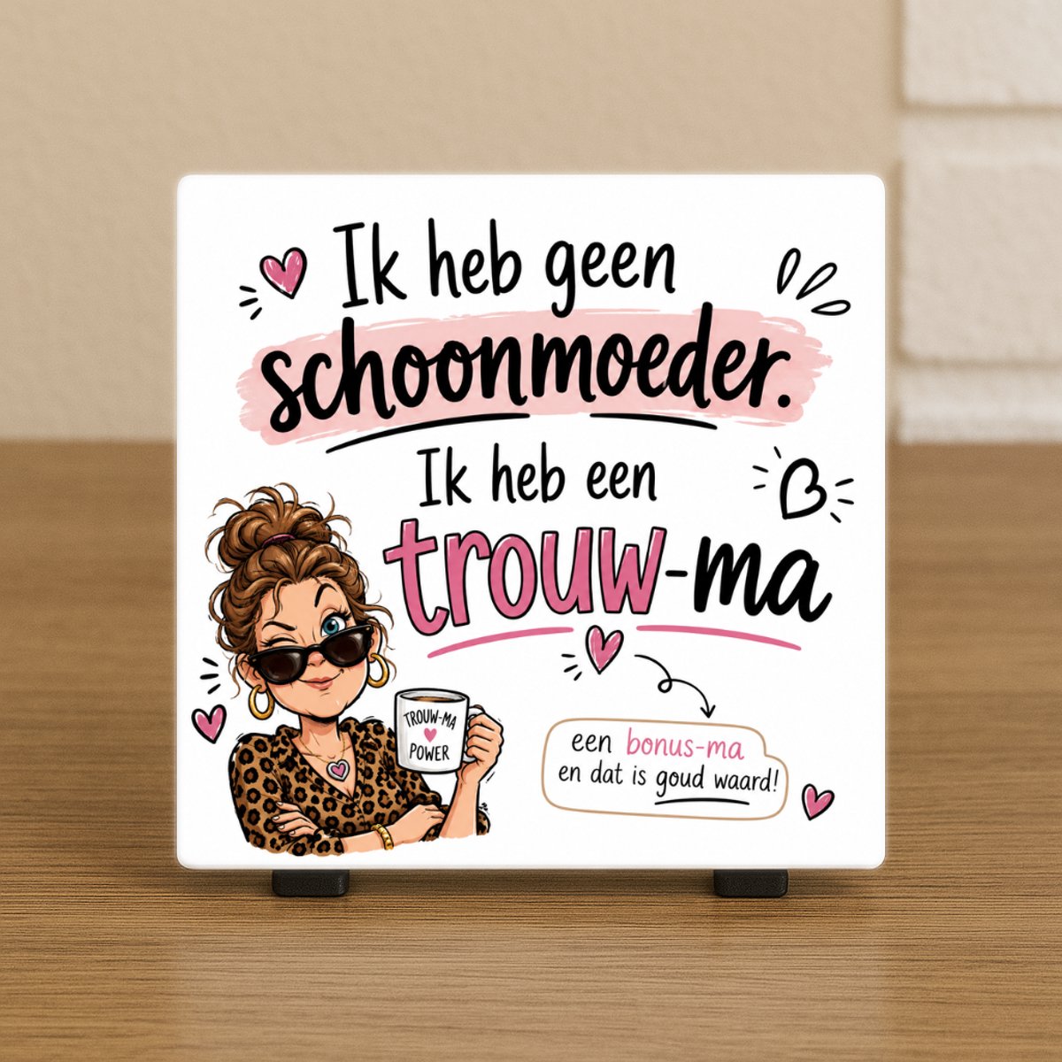 CreaCraft Spreuktegel “Ik heb geen schoonmoeder. Ik heb een trouw-ma” – Speels design - Cadeau tegeltje – Trendy nu – Woondecoratie – Vriend(in), familie, schoonmoeder – Zomaar – Incl standaard – Cadeau idee – Wenstegeltje