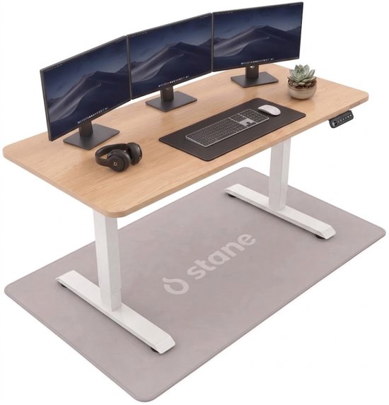 Elektrisch verstelbaar bureau met eiken blad en wit frame. Drie monitoren, toetsenbord, muis en koptelefoon staan op het bureau.
