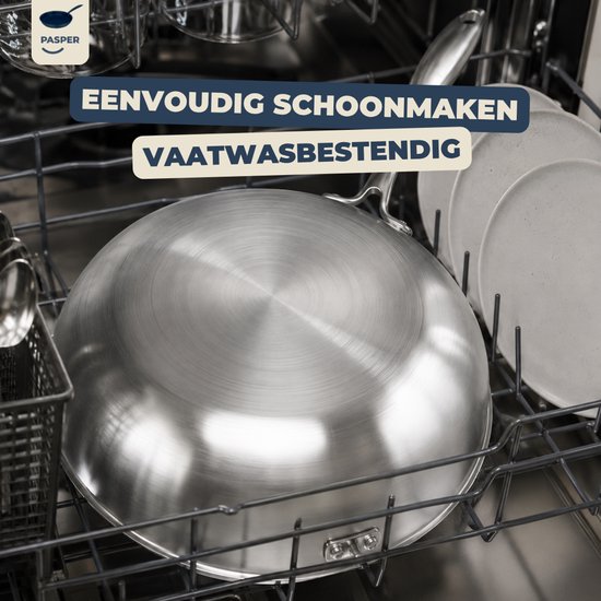 Onderkant van een zilverkleurige wokpan in een vaatwasser. 'Eenvoudig schoonmaken' en 'Vaatwasbestendig'.