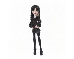 Monster High x Wednesday verzamelpop - Wednesday Addams in zwarte jurk met Thing als accessoire