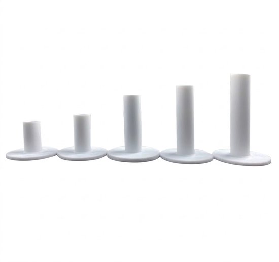 Vijf witte rubberen golftees van oplopende hoogte, geïsoleerd tegen een witte achtergrond.