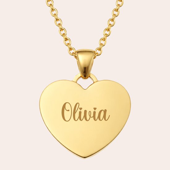 Collier cœur doré avec le nom 'Olivia' gravé en écriture manuscrite élégante.