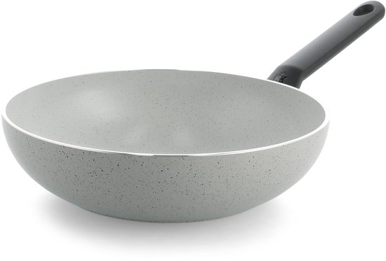 Grijze BK wokpan met granietlook en een zwart handvat, op een witte achtergrond.