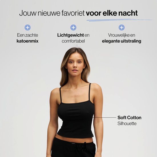 Model in zwarte pyjama. Links: tekst 'Jouw nieuwe favoriet voor elke nacht', 'Een zachte katoenmix', 'Lichtgewicht en comfortabel', 'Vrouwelijke en elegante uitstraling'.
