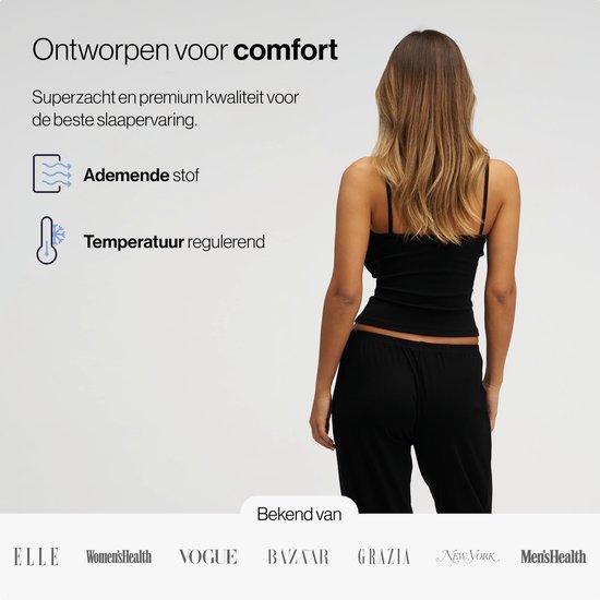 Model van achteren in zwarte pyjamaset. Links: tekst 'Ontworpen voor comfort', 'Ademende stof' en 'Temperatuur regulerend'.