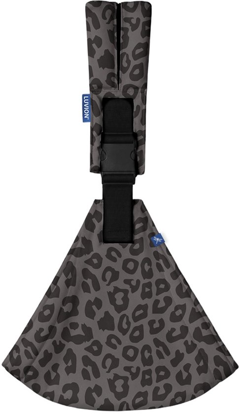 Een grijze luipaardprint draagzak voor baby's, met een verstelbare gesp en een gestructureerde zitting.
