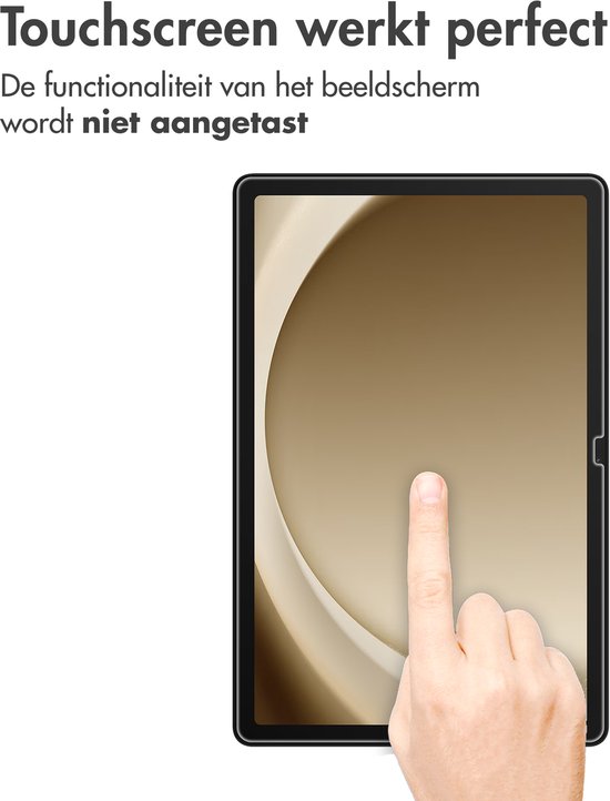 Een vinger raakt het scherm aan van een tablet met screenprotector, met tekst 'Touchscreen werkt perfect'.