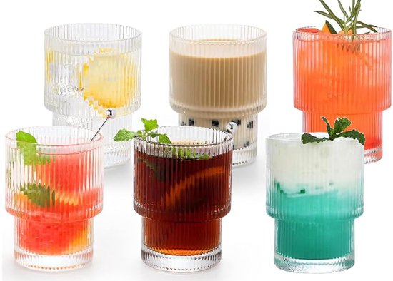 Ensemble de cinq verres côtelés, remplis de différentes boissons et fruits.