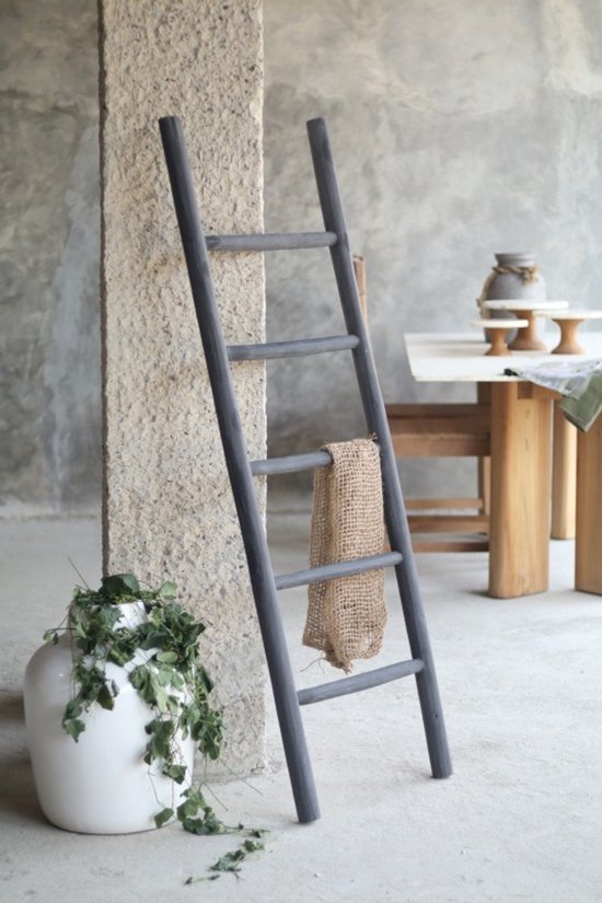 Donkergrijze teakhouten decoratieve ladder met 5 sporten, met een stuk jute stof erop.