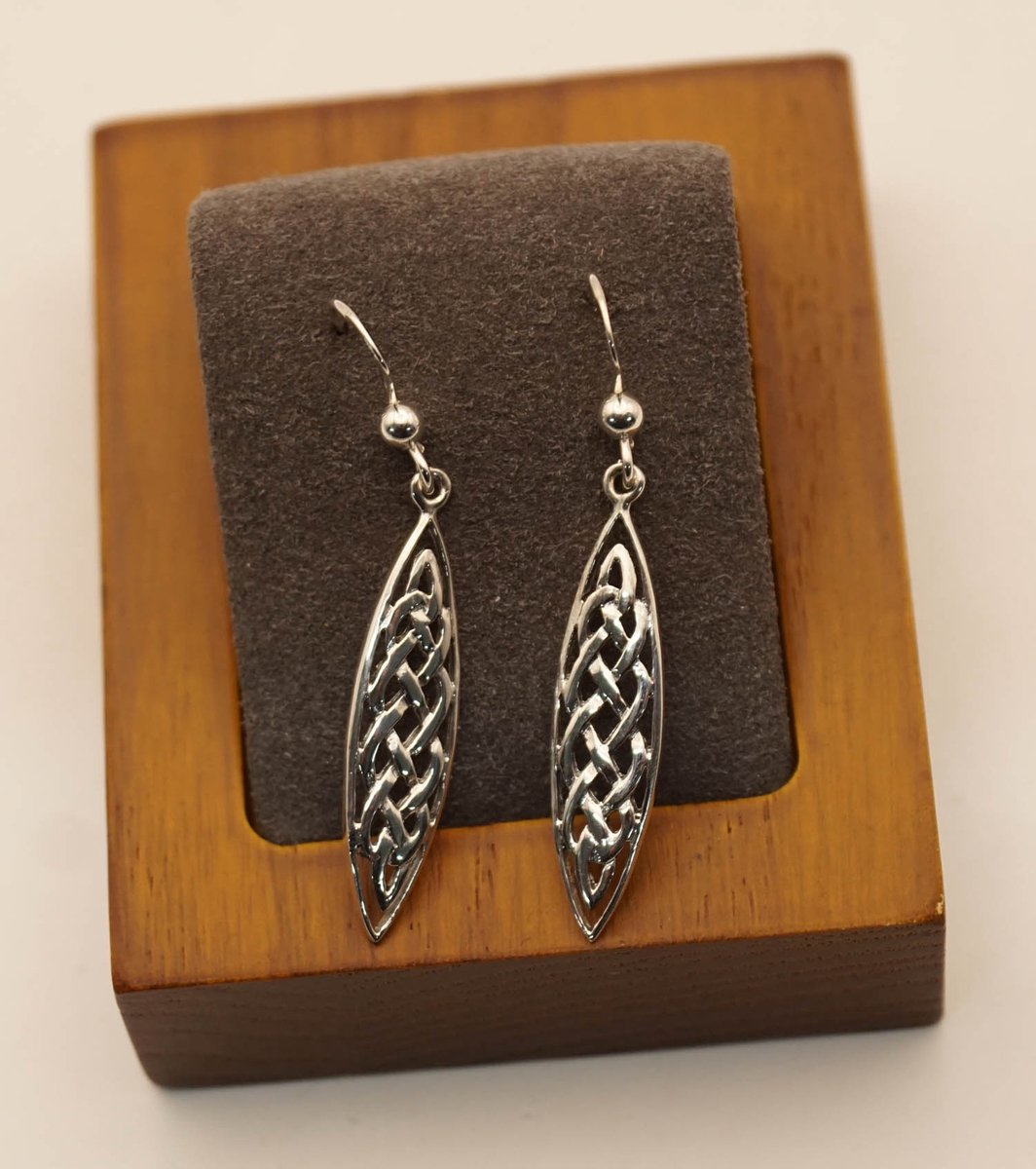 Sterling zilveren oorhangers ovaal met oneindige knoop - keltische oorbellen van 925 zilver - celtic earring knots - eeuwige knoop oorbellen van zilver