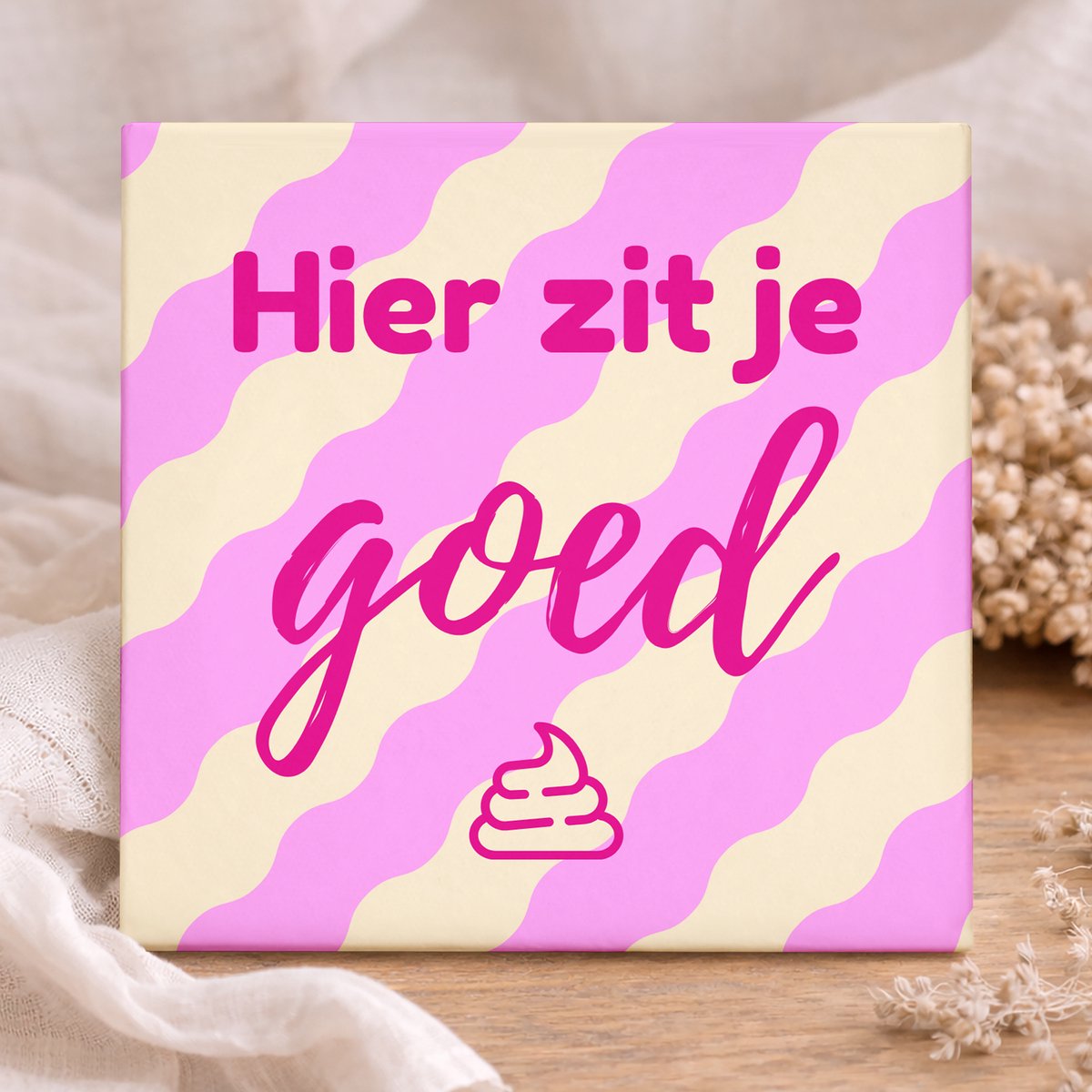 Printazzy - Tegeltje met Tekst Hier Zit Je Goed - Grappig WC Tegeltje - Toilet Decoratie - Badkamer Decoratie - Housewarming Cadeau - Keramisch Tegeltje - Wanddecoratie