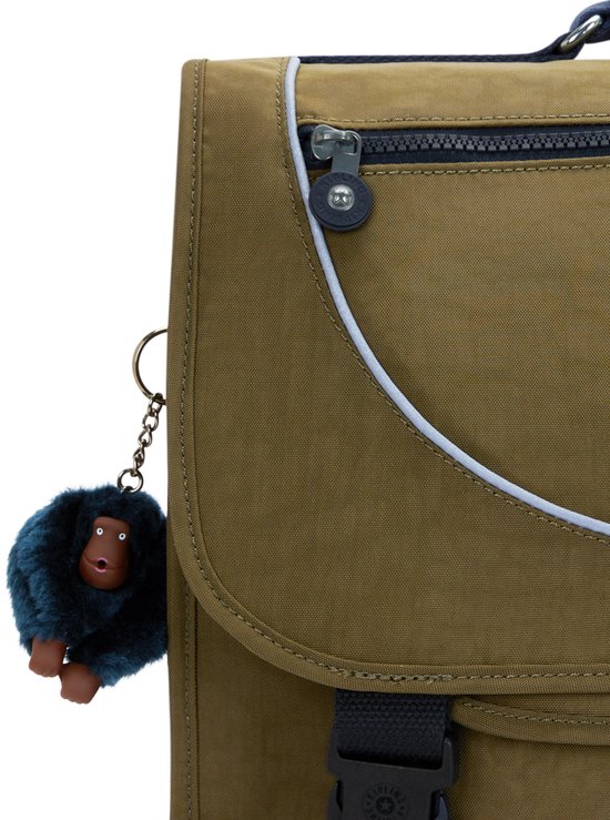 Close-up van een groene Kipling rugzak met harige aap sleutelhanger met donkerblauwe vacht.