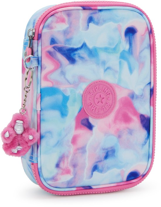 Dicht etui met aquarelprint, roze rits en een roze Kipling-logo met een pluizig roze sleutelhanger.