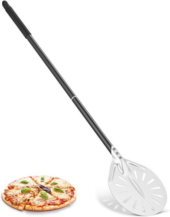 Pizzaschep met lange steel en geperforeerde schop, naast een Margherita pizza.