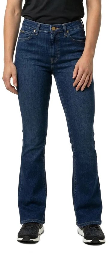 Model in donkerblauwe Lee bootcut jeans en zwarte top.