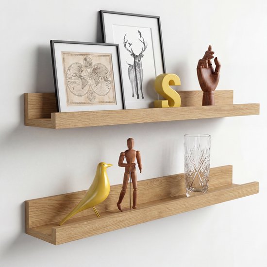 Twee houten wandplanken met ingelijste afbeeldingen, een sculptuur, een houten hand en decoratieve objecten.