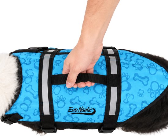 Hand draagt zwemvest voor honden, lichtblauw met botten- en pootafdrukken. Reflecterende strepen.