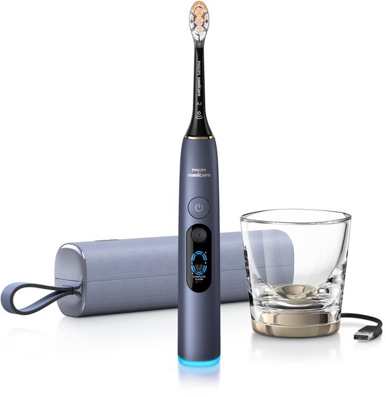 Donkerblauwe Philips Sonicare tandenborstel met oplaadglas en reisetui.