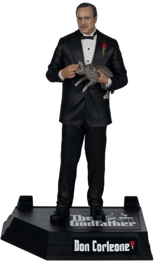 Don Corleone-figuur in zwart pak met strikje, die een grijze kat vasthoudt.