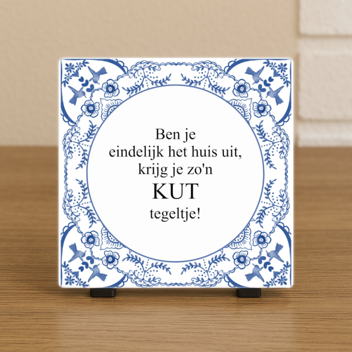 Wenstegeltje "Ben je eindelijk het huis uit, krijg je zo'n kut tegeltje!" - Grappig Tegeltje – “Kut Tegeltje” – Housewarming - Cadeau - Delfts blauw - Grappig – Trendy nu – Decoratief Tegeltje met Standaard – Cadeau Idee