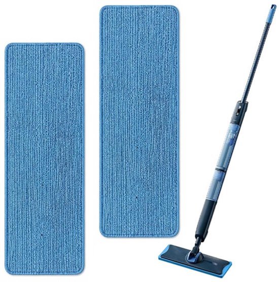 Deux lavettes bleues texturées, à côté d'une serpillière à manche bleu et noir. Les lavettes ont une fine texture côtelée.