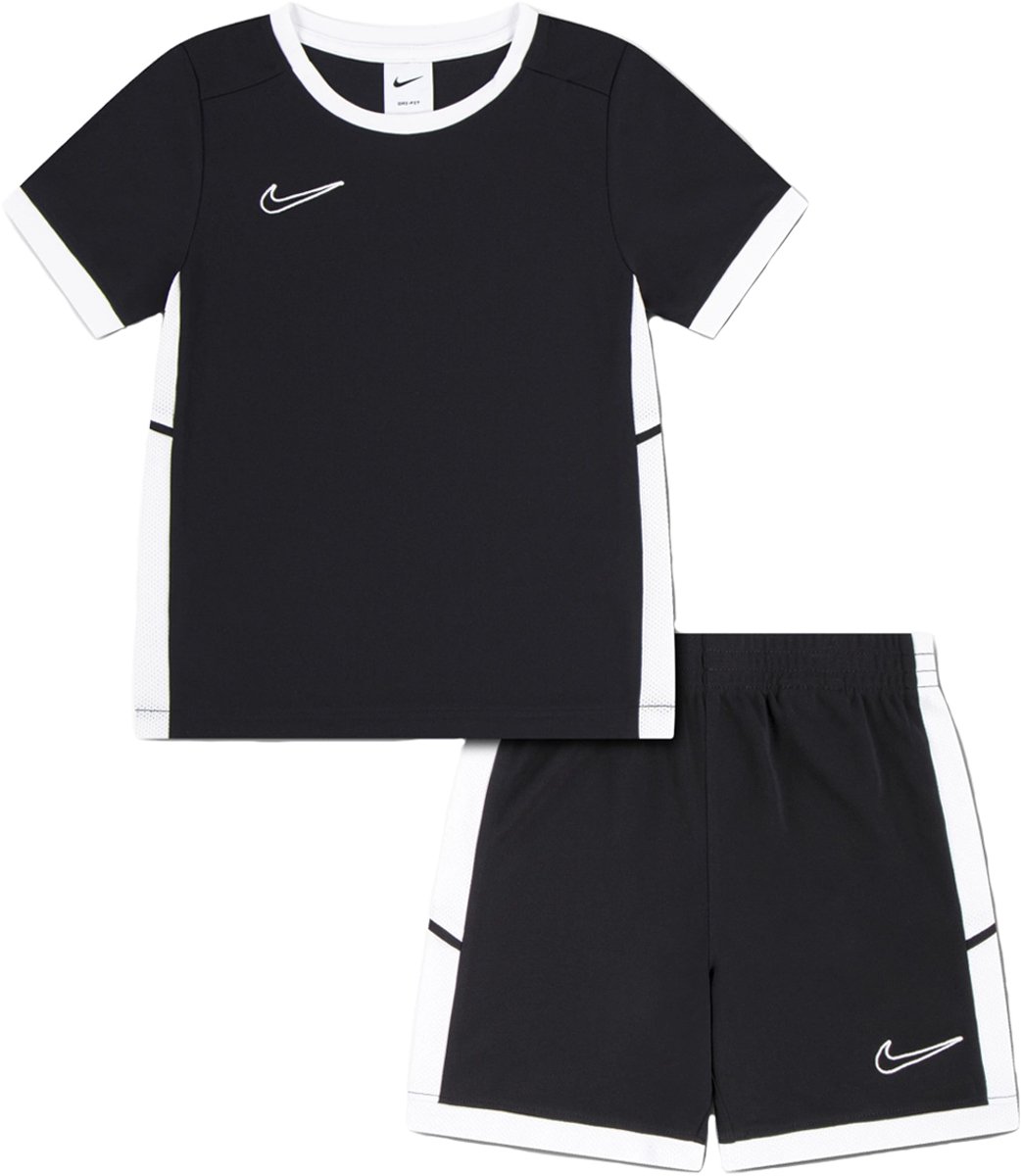 Nike academy set in de kleur zwart.