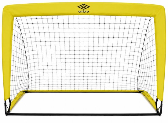 Geel Umbro voetbaldoel met zwart frame en net, met Umbro logo bovenin.