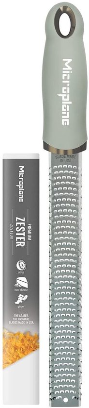 Microplane rasp met sage green handvat en "Zester" verpakking met illustraties van citroen en harde kaas.