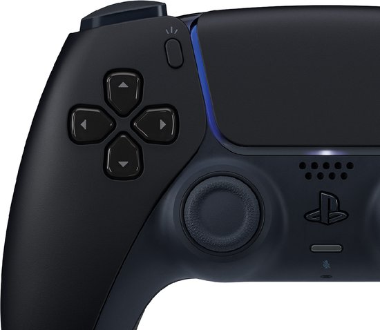 Close-up van de linkerzijde van een zwarte DualSense controller met blauwe LED-verlichting.