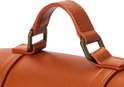 Bovenkant van een bruine tas met handvat en metalen details.