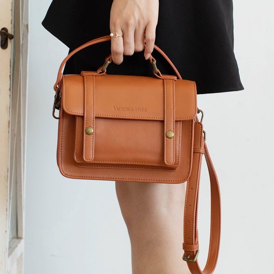 Model met karamelkleurige schoudertas met VICTORIA HYDE logo.