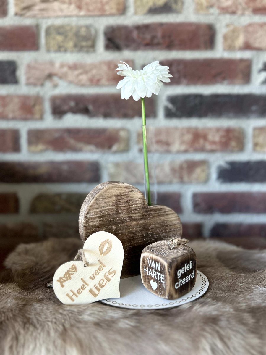 Creaties van hier – Cadeau pakket van harte gefeliciteerd - dobbelsteen gefeliciteerd - bloem – hart naturel met buisje – met houten hartje