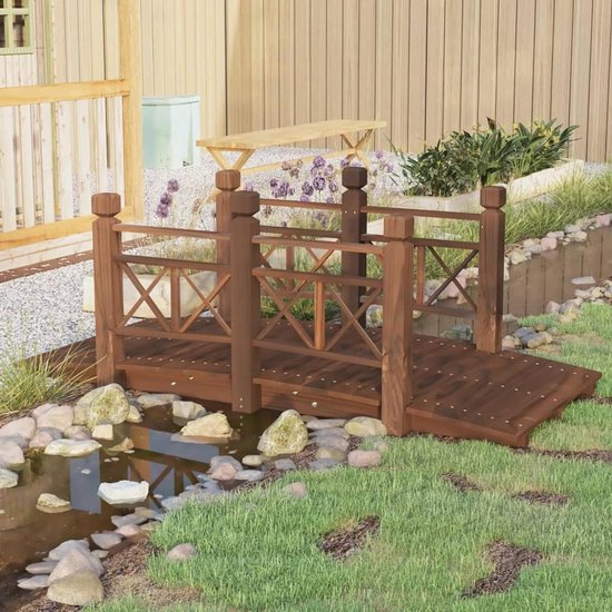 Houten brug met bruine houten planken en palen, met decoratieve nagels. De brug is geplaatst over een vijver in een tuin.