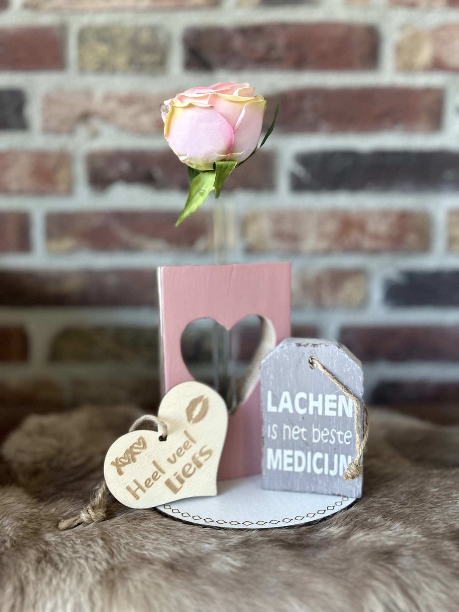 Creaties van hier – Cadeau pakket met hangertje Lachen is het beste medicijn grey - Blok hart roze met buisje en roos – teksthanger Lachen- met houten hartje -
