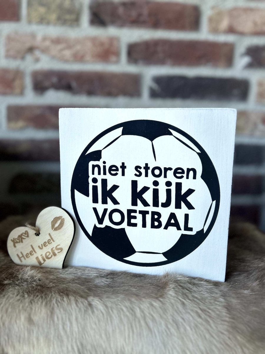 Creaties van hier – Tekstblok Niet storen ik kijk voetbal - wit - 18x18cm - met houten hartje -