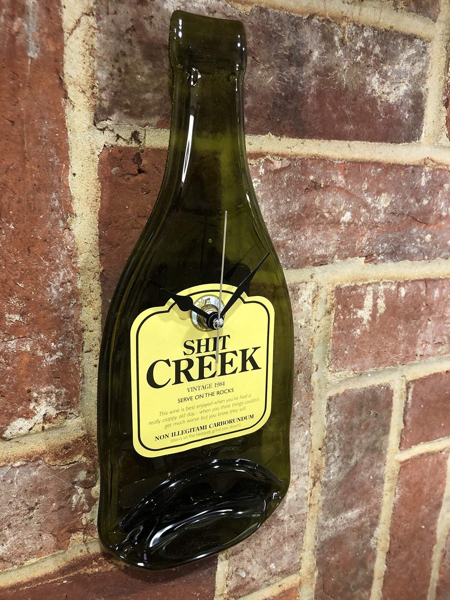 Omgoods - Schitts Creek Wijn Klok - Leuke Wandklok van Gerecycled Glas