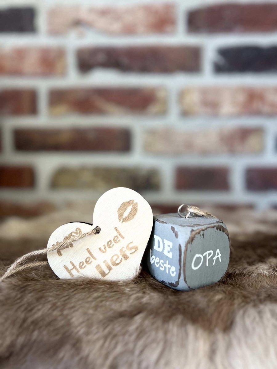 Creaties van hier – dobbelsteen hanger opa de beste kei - 4,5x4,5cm - grijs - met houten hartje