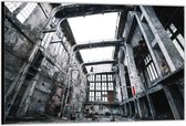 Dibond –Verlaten Fabriekshal– 90x60cm Foto op Dibond;Aluminium (Wanddecoratie van metaal)